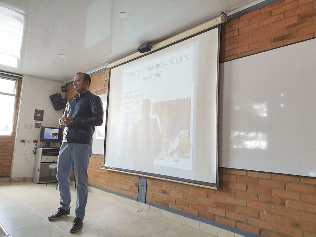 Docente álvaro Quintana de Instrumentación Quirúrgica durante la charla en Bogotá